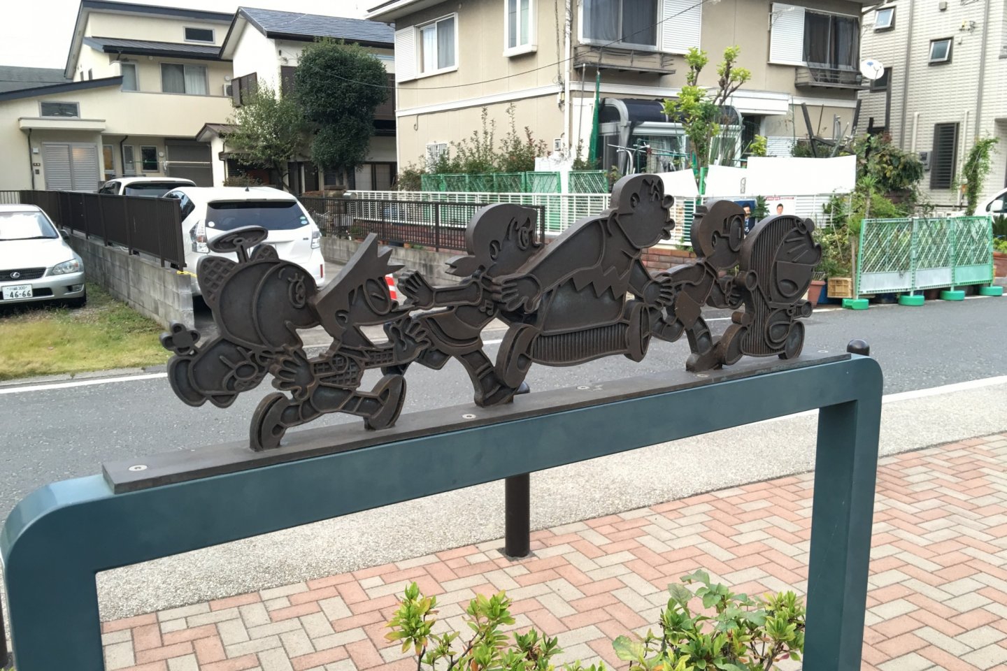 Anda akan menemukan papan petunjuk dekoratif ini ketika berjalan menuju museum dari Stasiun Mukogaokayuen menyusuri kanal.
