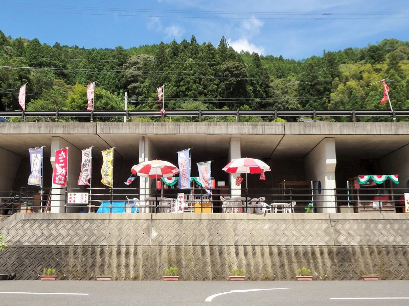 <p>Just outside, beside the parking lot, a handful of locals sell yakisoba noodles, kakigori (flavored shaved ice), and other seasonal snack foods.</p>