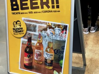 Вы также можете выпить мексиканского пива (на кассе есть также вездесущее крафтовое Cervesa de los Muertes)