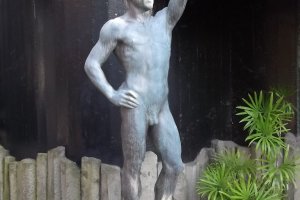Patung laki-laki ini menyapa kamu di pintu masuk
&nbsp;