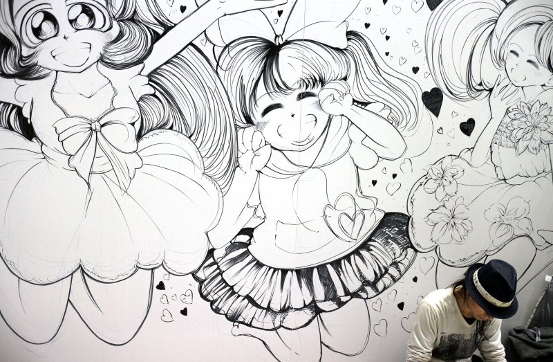 <p>Many people got a chance to do whatever type of art they can do on a huge white canvas that&#39;s behind their designated area.&nbsp;</p>
