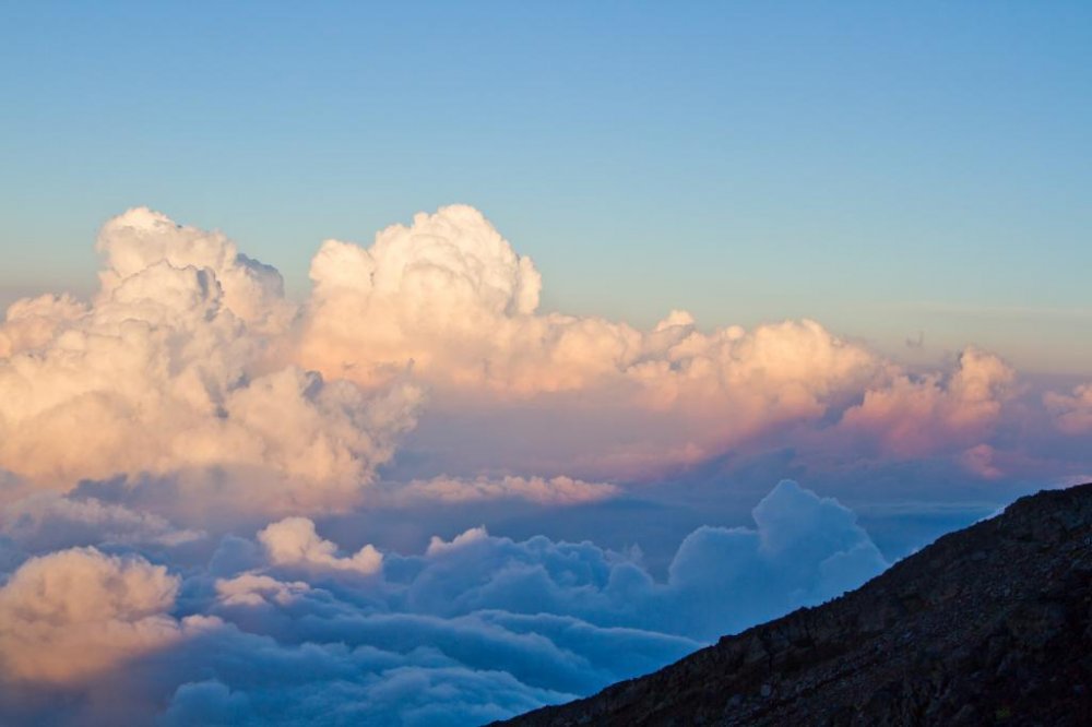 Kagefuji: en cours d&#39;ascension, l&#39;ombre du mont Fuji se refl&egrave;te sur les nuages au coucher du soleil