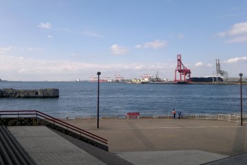 <p>The calm and beautiful Osaka Bay.</p>
