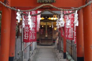 Kaiuninarisha, the Four Inari Gods that was enshrined to Tsuyu no Tenjinja in 1910
