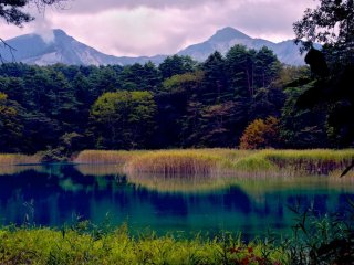 Các ngọn núi và một trong các hồ Goshikinuma