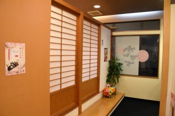 <p>The entrance to the tatami-mat floor seats</p>
