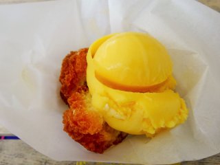 Andagi (donat Okinawa) dengan es krim rasa tropis dijual di salah satu toko.
