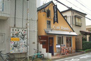 Cafe Xando berada di dalam rumah kecil yang imut di pinggir jalan Imaizumi di Tenjin