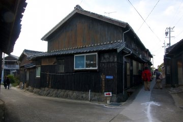 <p>หมู่บ้านชาวเลดั้งเดิมซึ่งเป็นชุมชนเรียบง่ายสบายๆ ในเกาะซากุชิมา</p>
