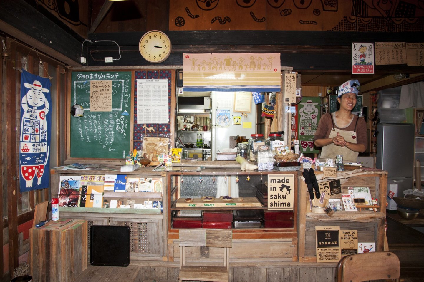 คุณชิบะ (Shiba) เจ้าของร้าน โอยะโอยะ คาเฟ่ มอนเปมารุเกะ (Oyaoya Café Monpemaruke) ที่คอยทั้งต้อนรับลูกค้าและทำอาหารเครื่องดื่มเองรวมถึงเสิร์ฟเองคนเดียวในร้าน 