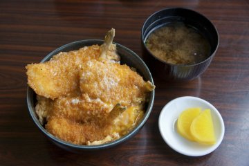 <p>ฟุกุด้ง (Fugu-don)&nbsp;ข้าวหน้าปลาปักเป้าชุบเกล็ดขนมปังทอดราดด้วยไข่ข้น&nbsp;เมนูขึ้นชื่อของ&nbsp;<span style="line-height: 20.8px;">มินชวูกุ เรียวกัง ซาซานามิ (Minsyuku Ryokan SAZANAMI)&nbsp;</span></p>
