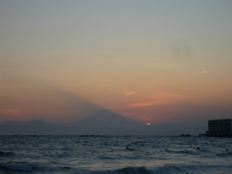 <p>A summer sunset on Isshiki beach in Hayama</p>
