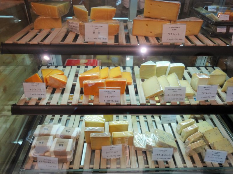 미리 잘라놓은 블록 또는 슬라이스 치즈 둘다 주문 가능하다.