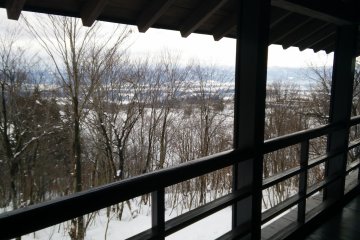 <p>The view from the upstairs balcony across the valley and across to the 3 famous peaks of Echigo.</p>
