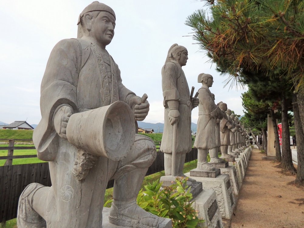 Chacun des 47 samouraïs est représenté, faisant face à un autre, longeant l'entrée du sanctuaire