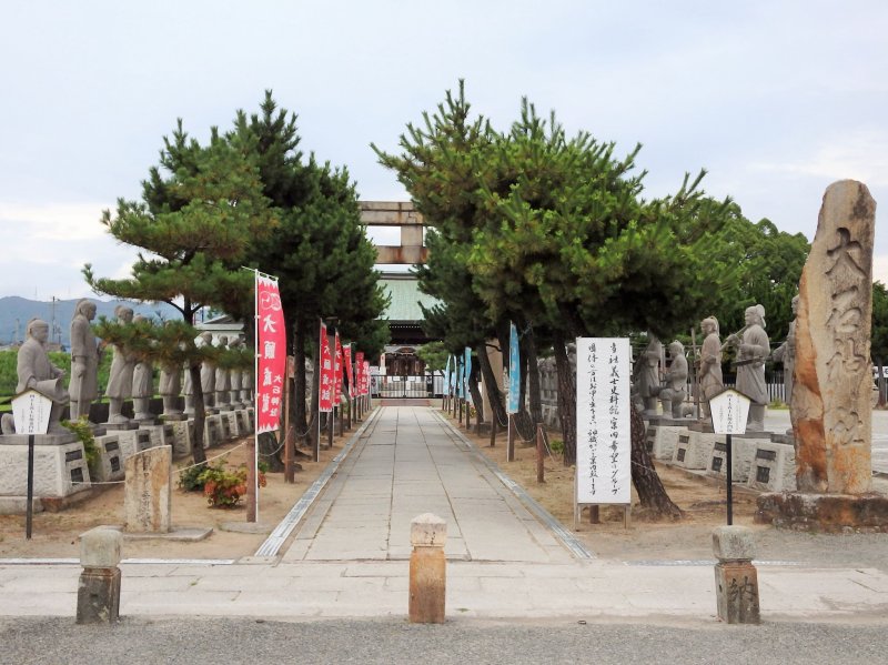 <p>The shrine&#39;s main entrance, open from 8am to 5pm.</p>

