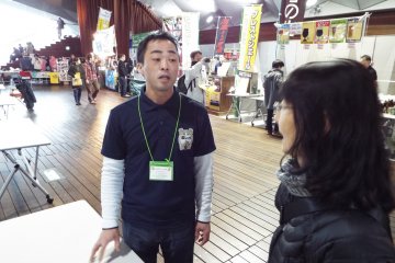 <p>Motoshi Sugiyama explaining to Miwa what beers we are about to taste</p>
