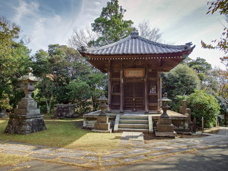 Your first view of this temple for anyone traveling south via the Kamakura - Kinubariyama Hiking Course
