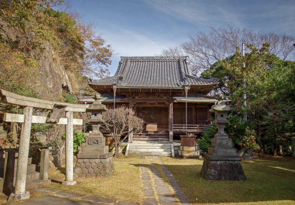 Một góc yên tĩnh của chùa Hoshoji dường như tách biệt hắn với thế giới văn minh bên ngoài