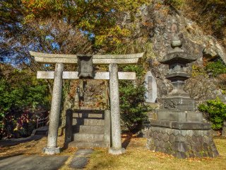Một "torii" (cổng) với những bậc thang dẫn lên đỉnh cho một ngọn đồi nhỏ.