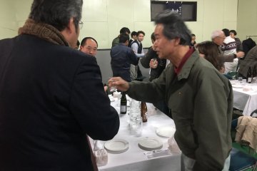 Lots of people visit the opening ceremony of  new sake.
