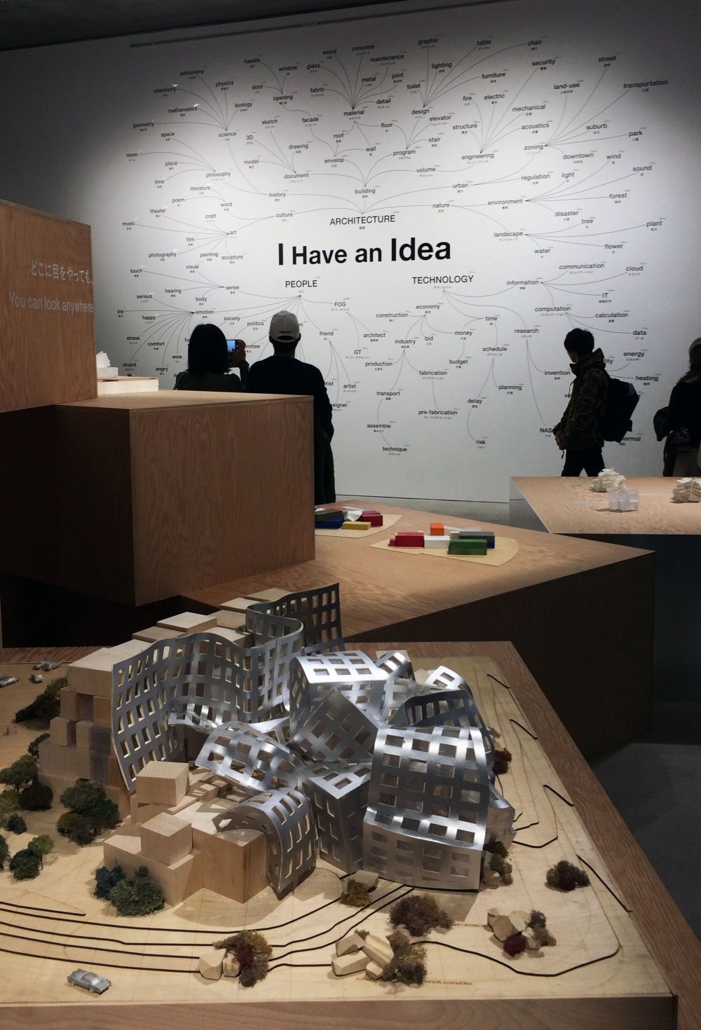 Quan sát một bản đồ ý tưởng của Frank Gehry trước khi khám phá những quy hoạch nhà cửa của ông