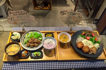 Comida de muestra en frente del restaurante Mumokuteki en Kioto