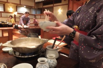 Making crab rice porridge 
