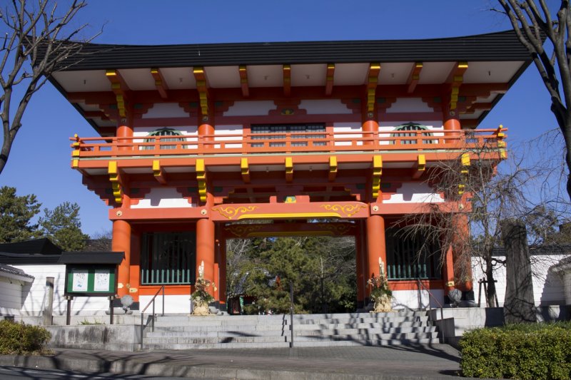 Ворота Дэва расположены в передней части храма
