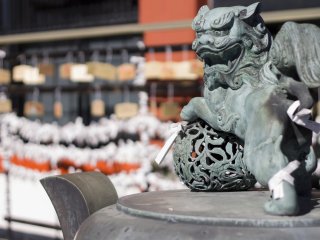 Ngay trước điện núi Narita Fudou là một lư hương với những nét trang trí tinh tế và nơi giúp đưa những lời ước nguyện của bạn tới các vị thần