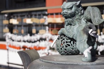 Before the Narita Mountain Fudou Hall is an ornamented incense burner and a place to hang your wish to the gods