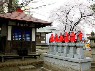 Saat masuk Maimaizu, patung-patung merah ini pasti akan menarik perhatian Anda