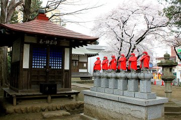 As you enter Maimaizu, these statues in red will surely capture your attention