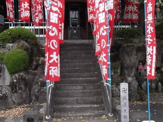 Những bậc thang lên đền chính