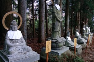 Quelques-unes des 33 statues Kannon bordant la cour intérieure