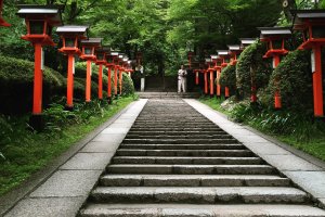 From the village a flight of stairs lined with red-lacquered wooden and grey stone lanterns take you to Niou Mon (Gate of the Guardians).