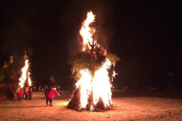 เปลวไฟส่องประกายที่งานเทศกาล Sagicho ในเมือง Katsuyama งานเทศกาลประจำปีเพื่อเป็นเครื่องหมายว่าฤดูหนาวได้สิ้นสุดลงแล้ว และเป็นการโบกมือทักทายฤดูใบไม้ผลิ