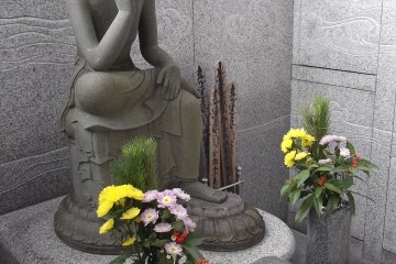 A contemplative statue at Joshun-ji