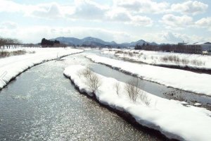 Sungai yang mengalir di sepanjang distrik samurai. Musim dingin juga merupakan waktu yang tepat untuk mengunjungi tempat ini untuk menghindari keramaian.