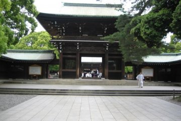 <p>Main gate before entering the large open space where the main hall is located</p>