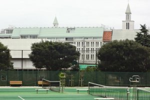 テニスコートの向こうは横浜雙葉高校