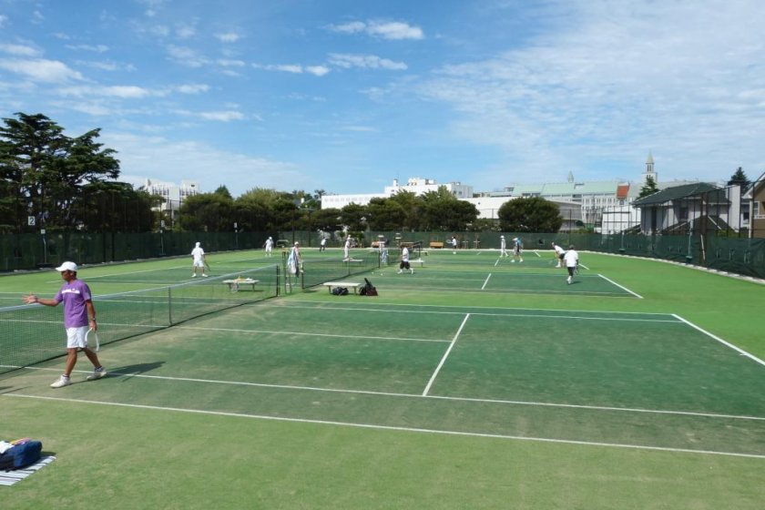 テニスを楽しむ人々