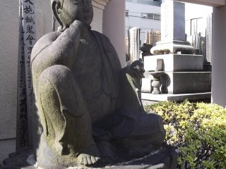Sebuah patung dekat kuburan