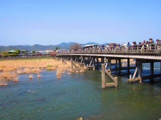 Le célèbre pont Togetsukyo d'Arashiyama bondé de touristes