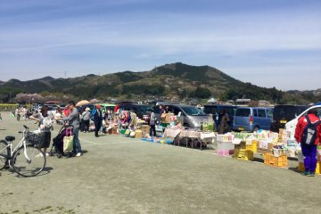 히와다 산을 배경으로 한 무료 시장에서 쇼핑도 해보세요!