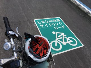 À l'aventure sur la Shimanami Kaido. Nous allons suivre l'itinéraire recommandé pour les débutants, un total de 76 km entre Onomichi et Imabari. En premier, il faut prendre le ferry entre Onomichi et Mukaishima, car le pont les reliant est réservé aux voitures