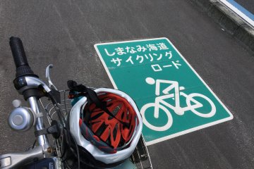 Let's go cycling on the Shimanami Kaido! We will follow the recommended beginner route that measures 76km in total length from Onomichi to Imabari. First you take a ferry from Onomichi to Mukaishima as the bridge that connects them is only for cars.