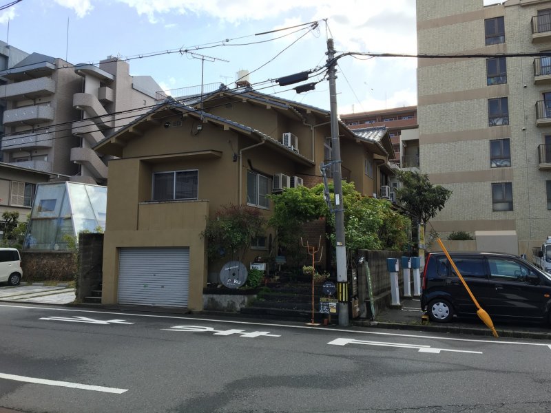 Guest House Roku is a tiny house just a 10-minute walk from JR Shin-Hakushima station
