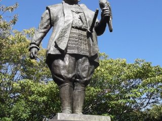 Patung Tokugawa Ieyasu di Taman Istana Sunpu.