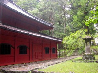 Kaizan-do, where Priest Shodo was cremated at the age of 83, stands in front of the tomb with its sweeping red roof. The building was built specifically for Priest Shodo’s cremation.